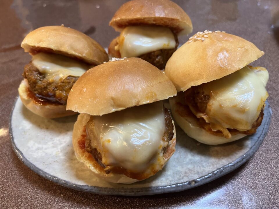 1人2つ。ミニバーガー。