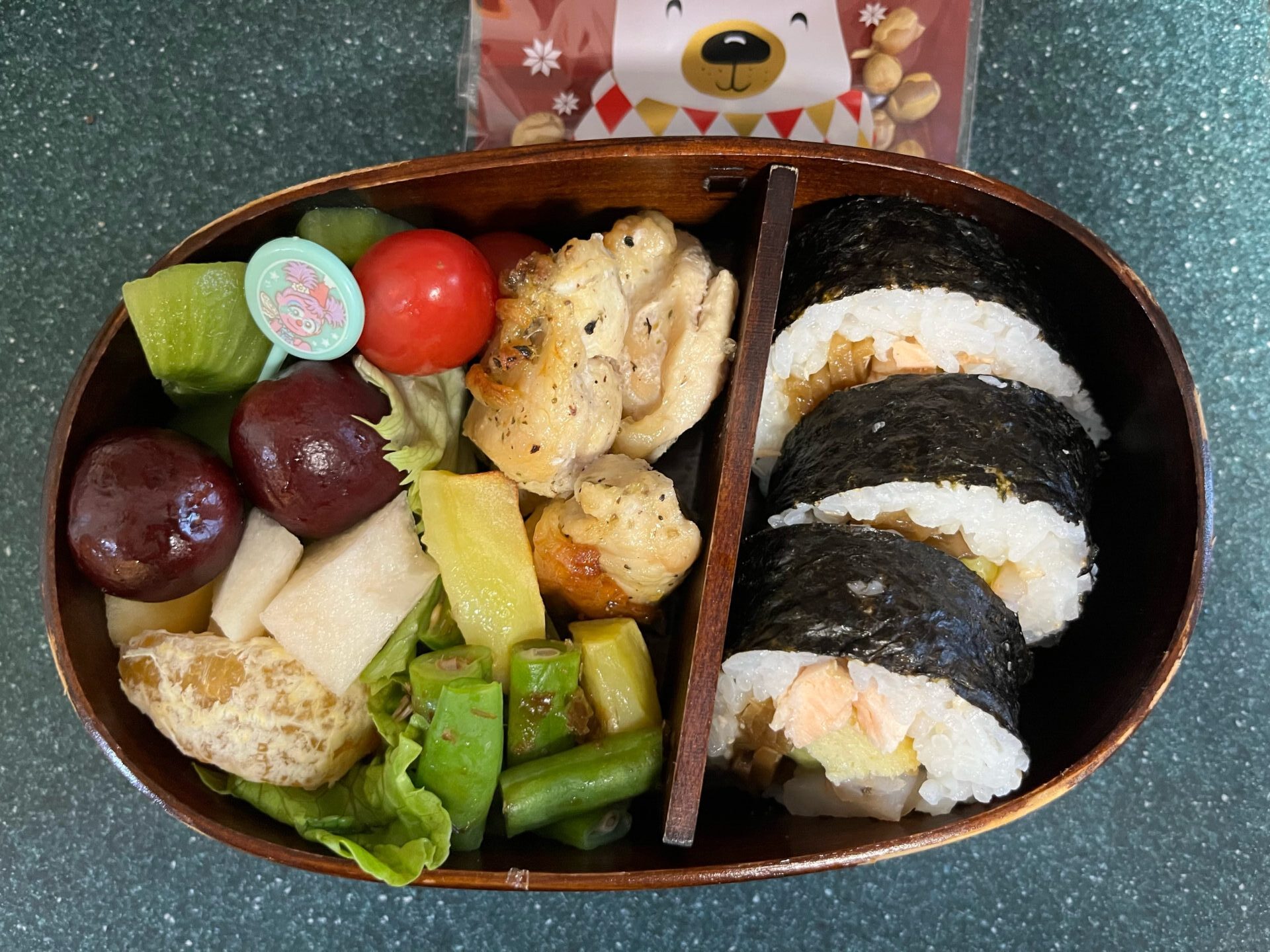 今日のお弁当(2/4)
太巻き寿司と塩レモンチキンでした