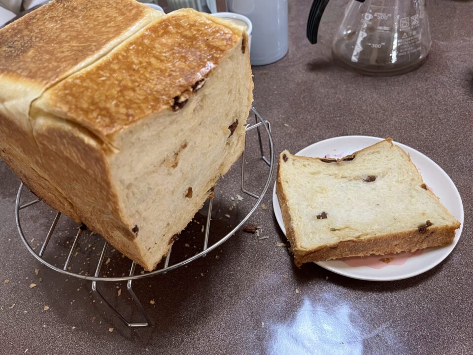 朝、焼きたてぶどうパン