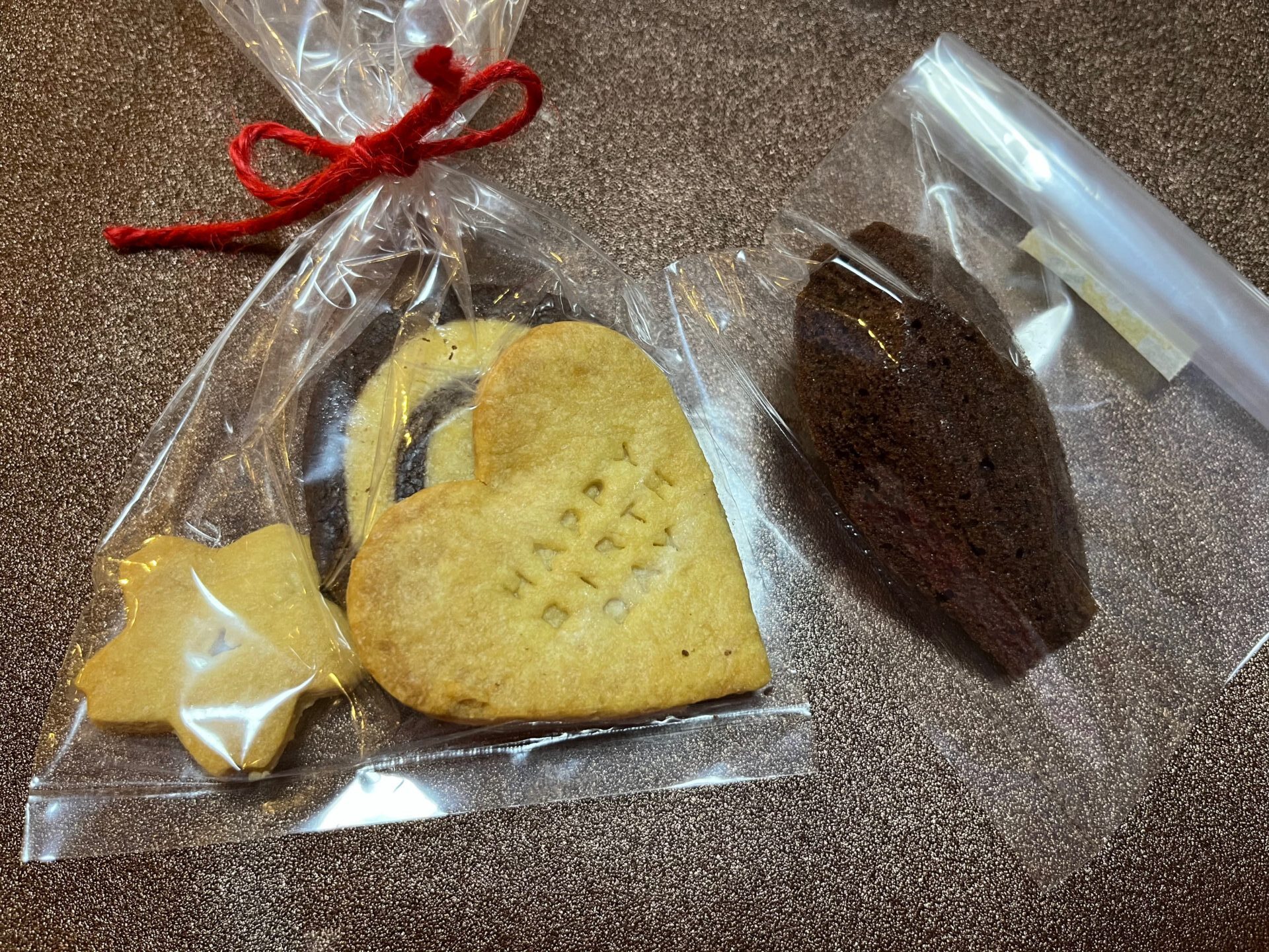 クッキーとマドレーヌを、ヨーヨーとともに袋に入れてギフトの完成!