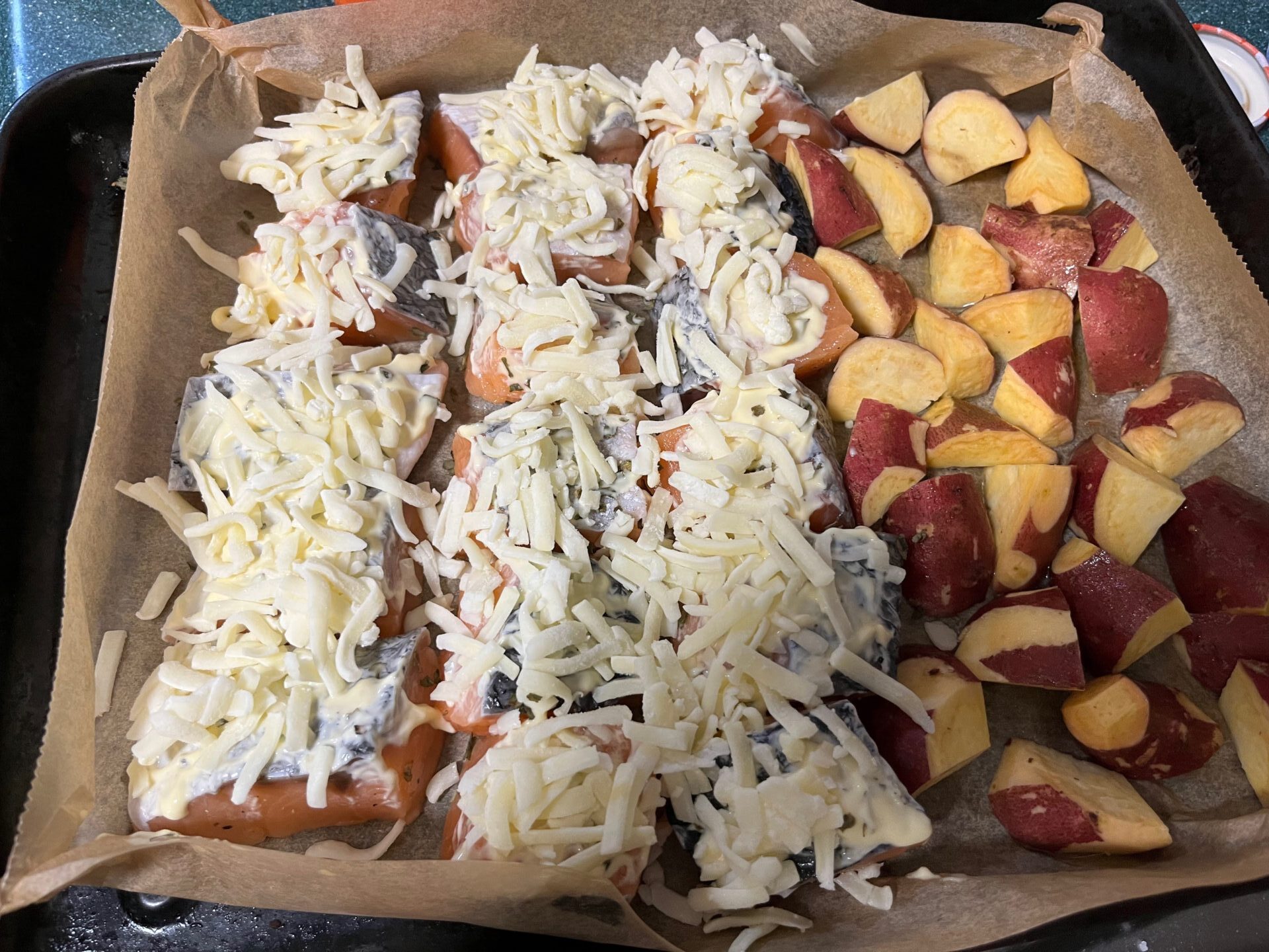 シャケにマヨネーズとチーズをたっぷり目にかけました