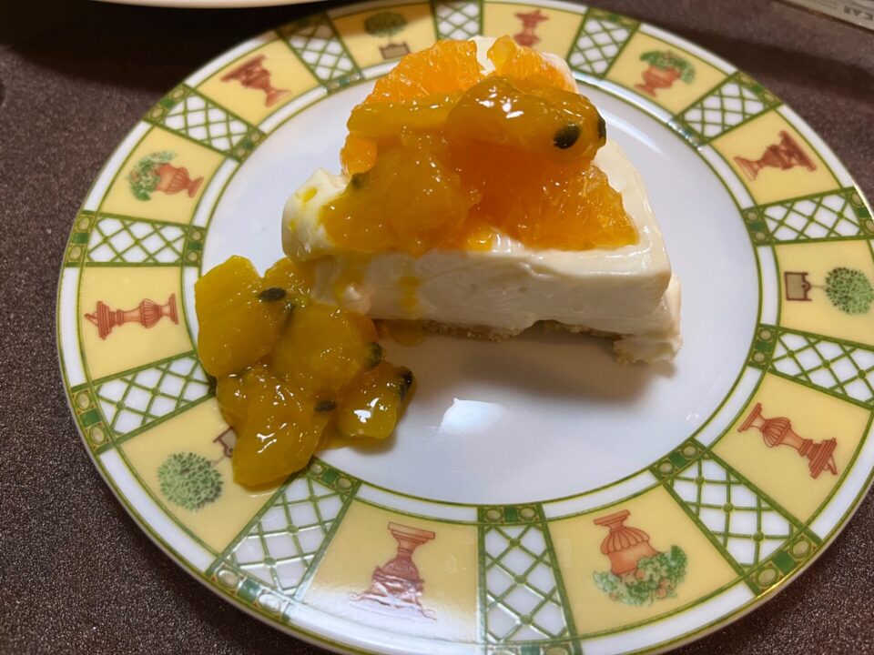 レアチーズケーキと、マンゴーとパッションフルーツのジャムの組み合わせ、最高!