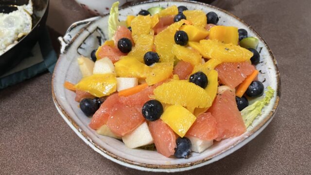 休日の朝にフルーツサラダ