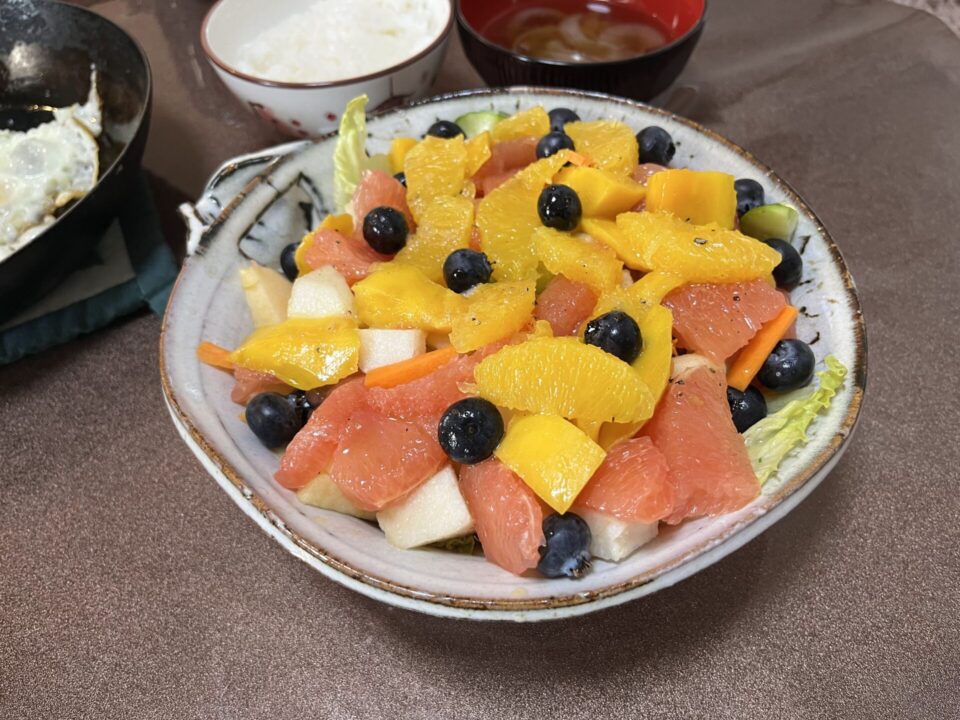 休日の朝にフルーツサラダ
