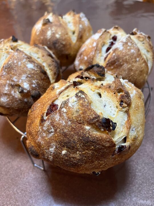 くるみクランベリーレーズンパンを焼きました