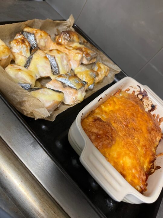 オーブンで焼いた、シャケとポテト