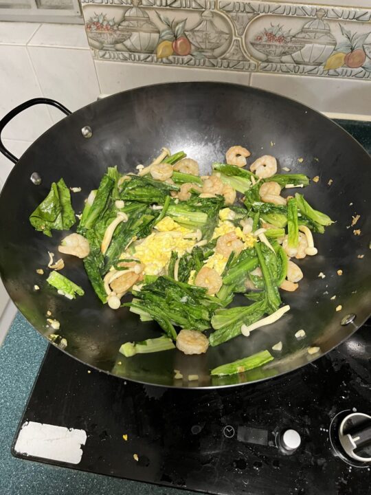 油麦菜とエビの炒め物
