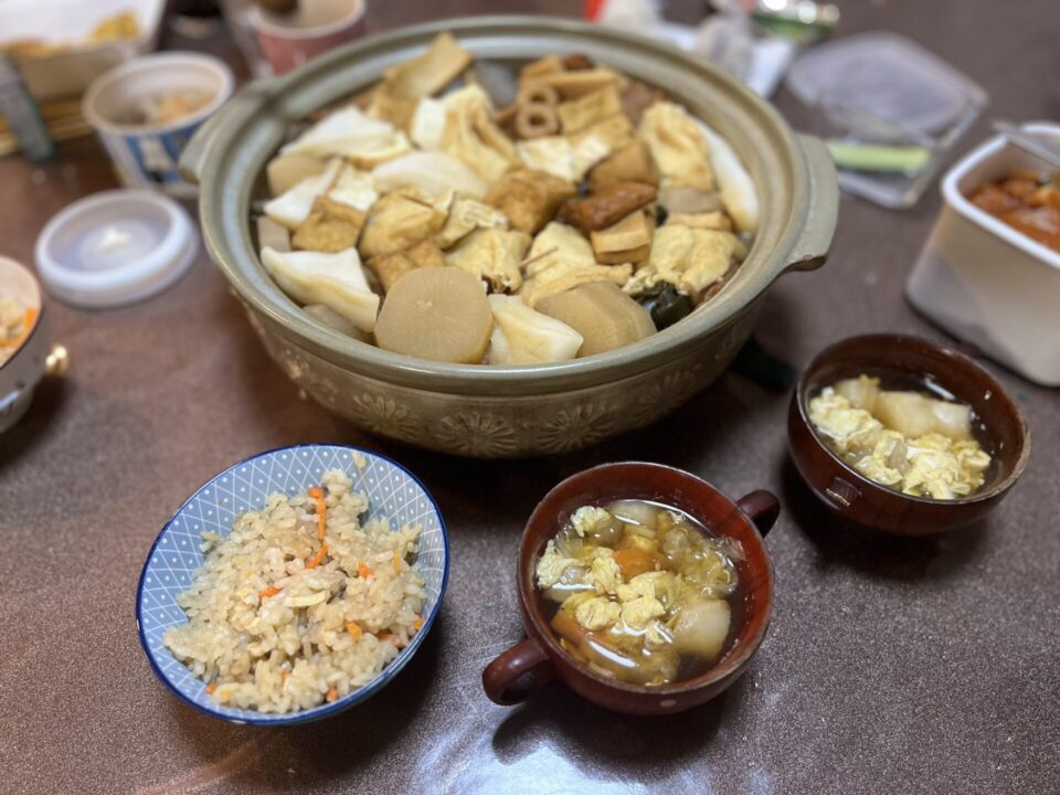 バースデーディナー。おでん、炊き込みご飯、お麩の味噌汁