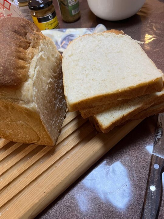 全粒粉入り食パンを焼きました