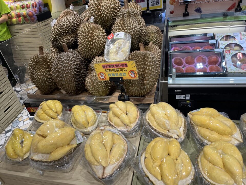 お店に並ぶドリアン