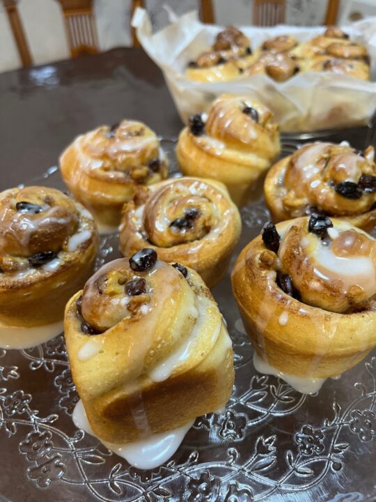 ケーキスタンドに並べたシナモンロール