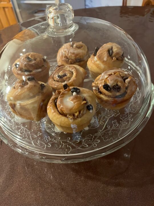 シナモンロールでオシャレな朝食