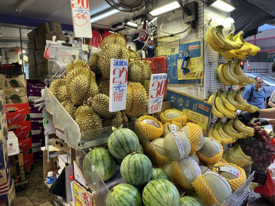 地元の果物屋さん