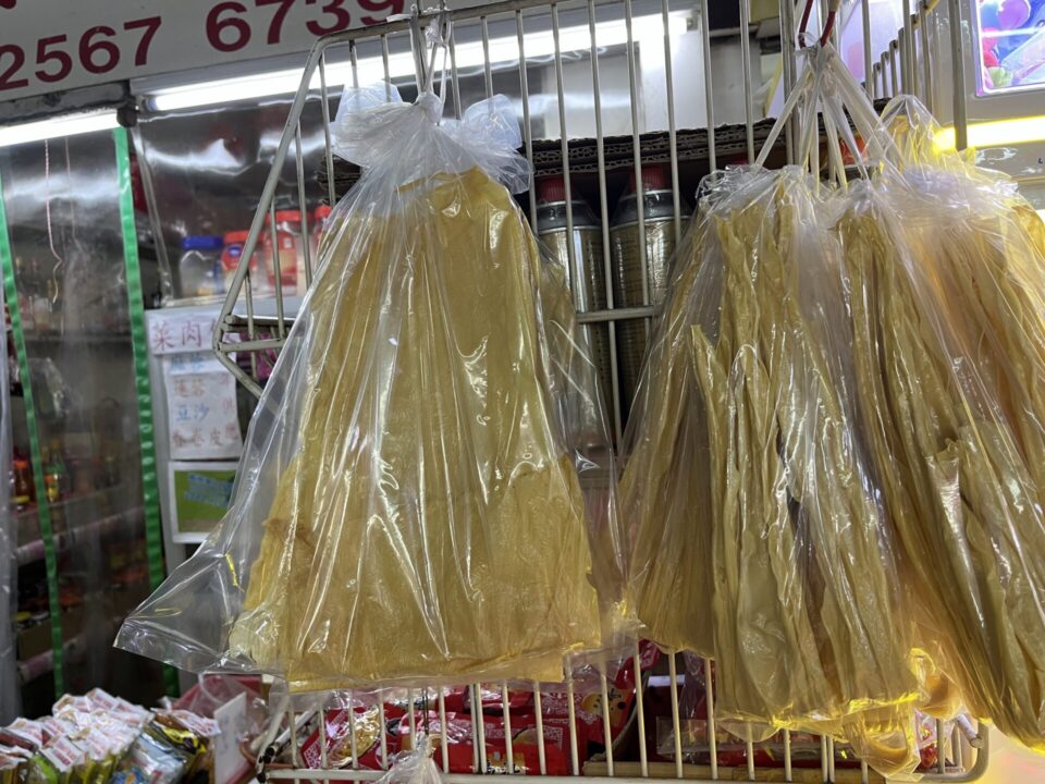 軒下に吊るされた腐竹