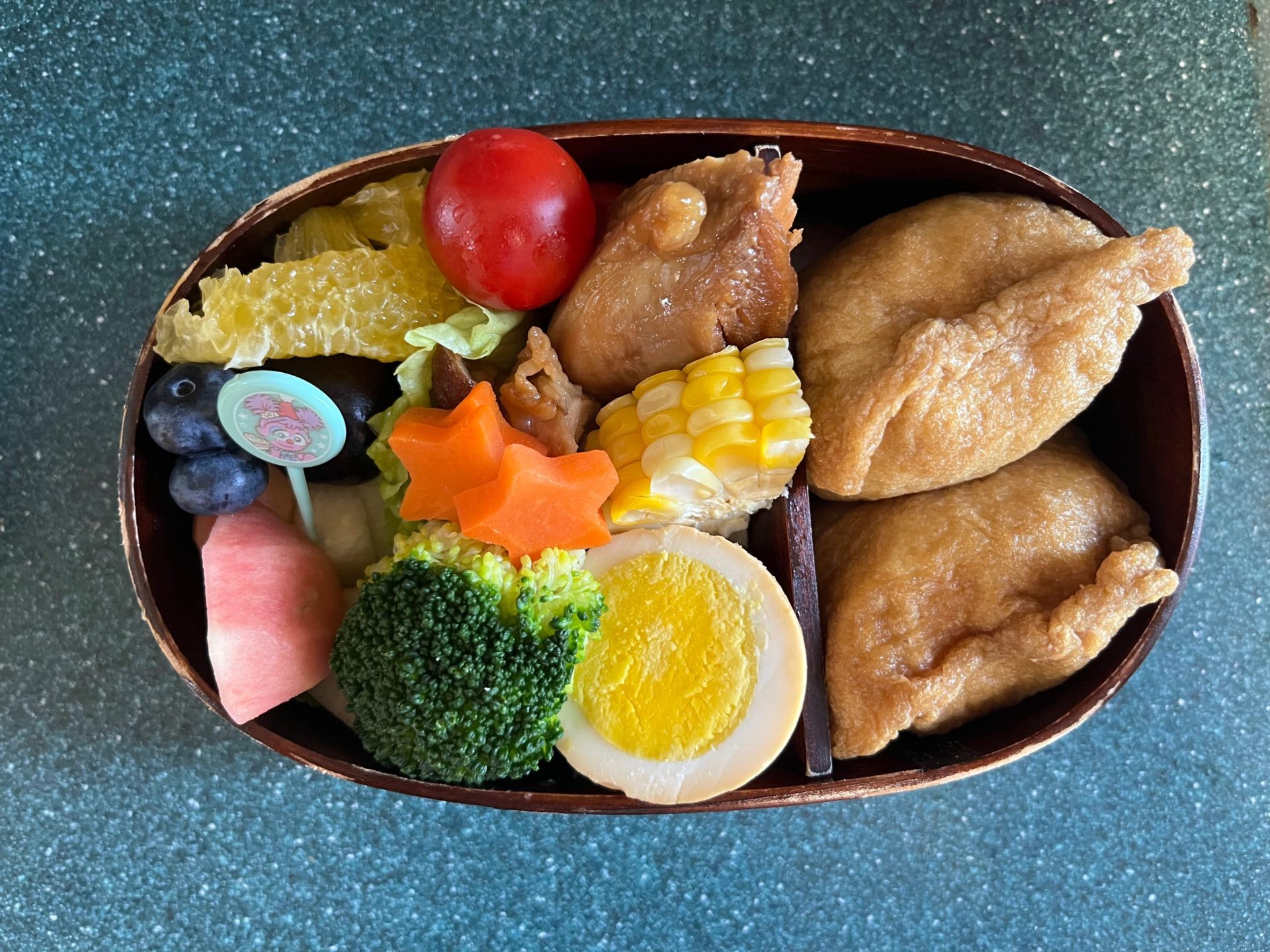 今日のお弁当(7/25)
おいなりさんと鶏肉の梅煮でした