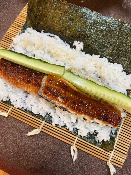 鰻ときゅうりと卵焼きをのせます