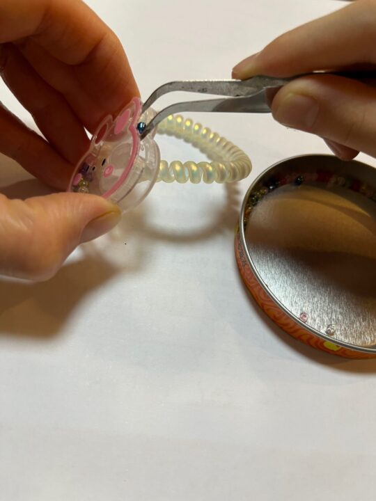 ビーズを入れている様子