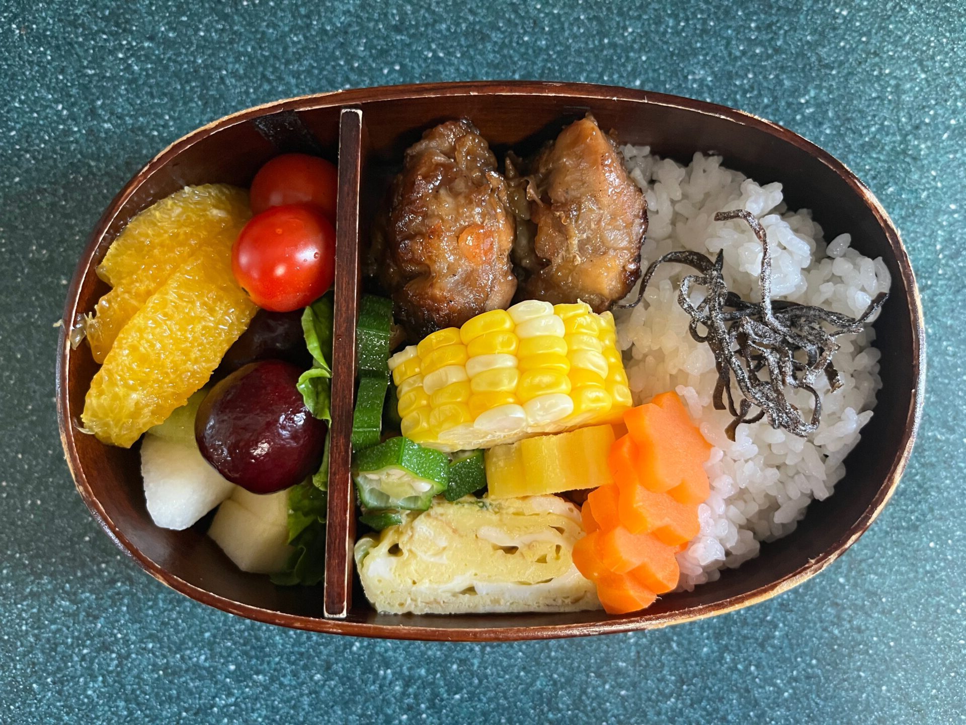 今日のお弁当(9/1)
メインは鶏、エビ、レンコン入りつくねでした