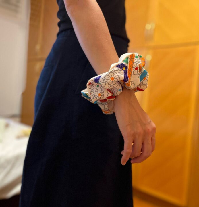 カラフル花柄シュシュ、手につけて