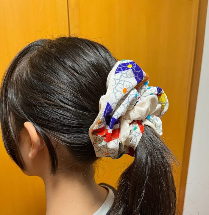 カラフル花柄ビッグシュシュ、つけてみました