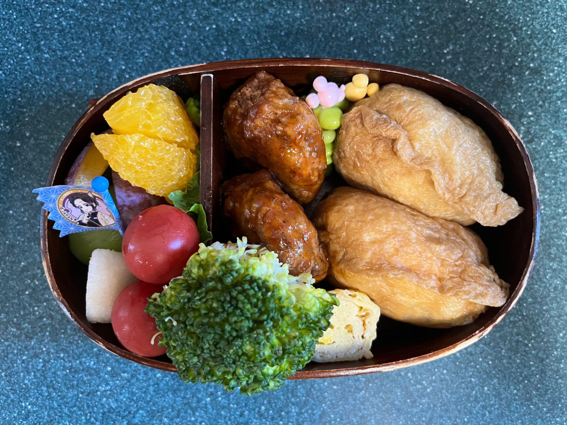 今日のお弁当(9/18)
おいなりさんとハンバーグでした