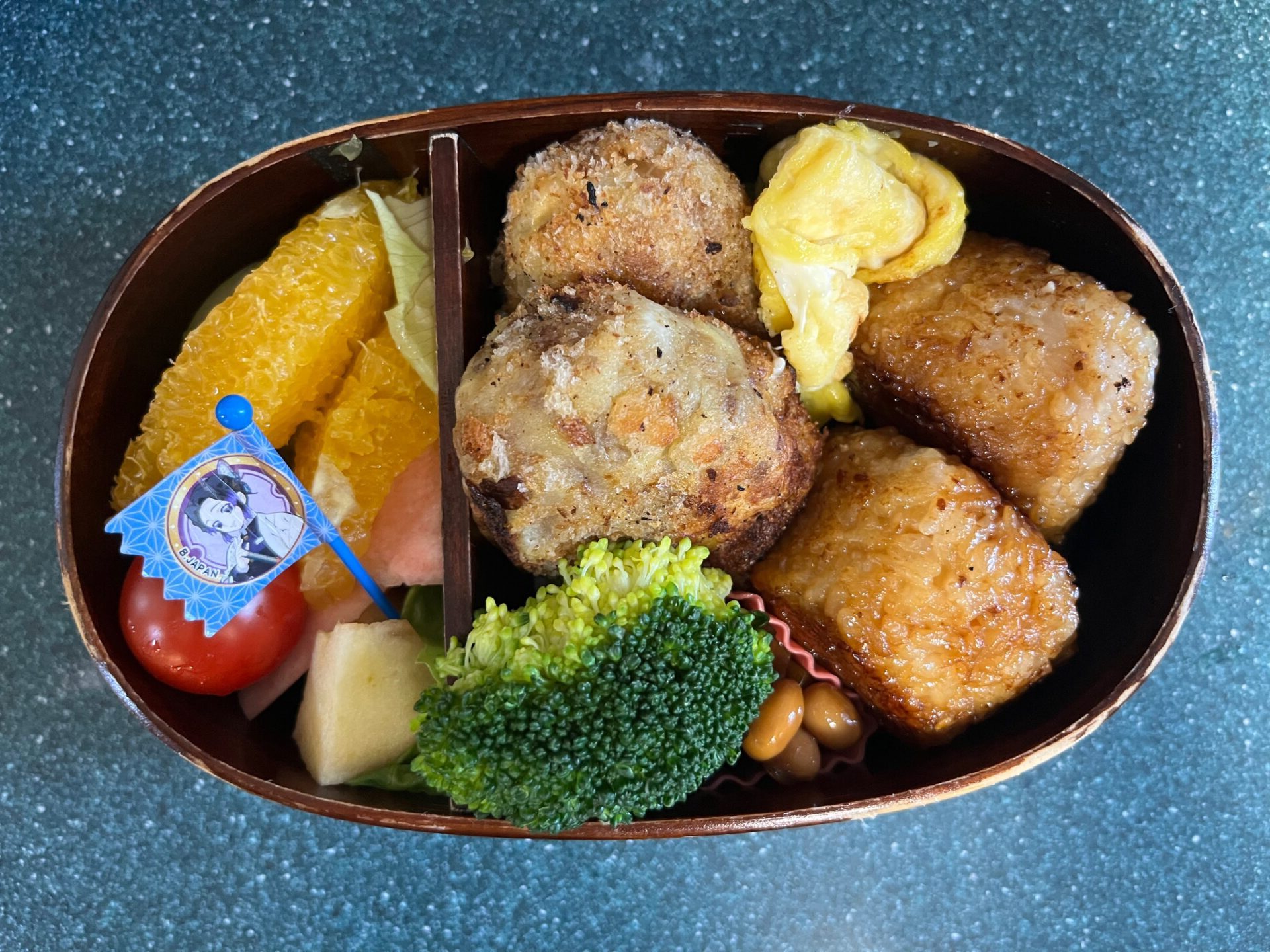 今日のお弁当(10/9)
焼きおにぎりと牛肉コロッケでした