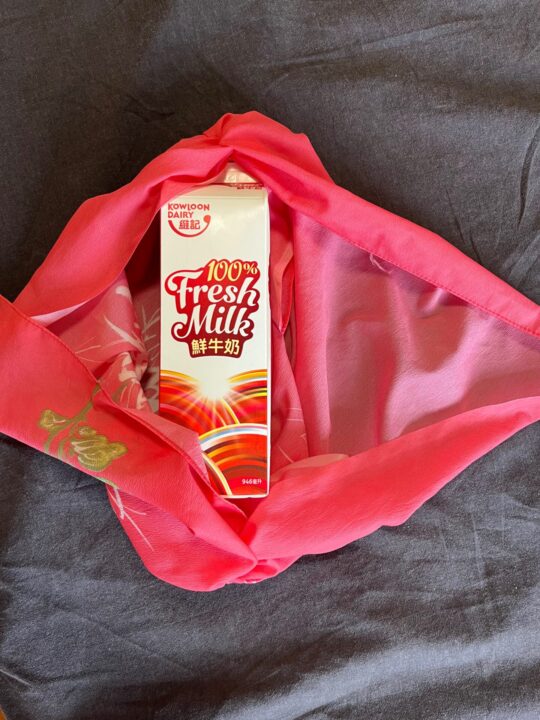 ひっくり返して荷物を入れます