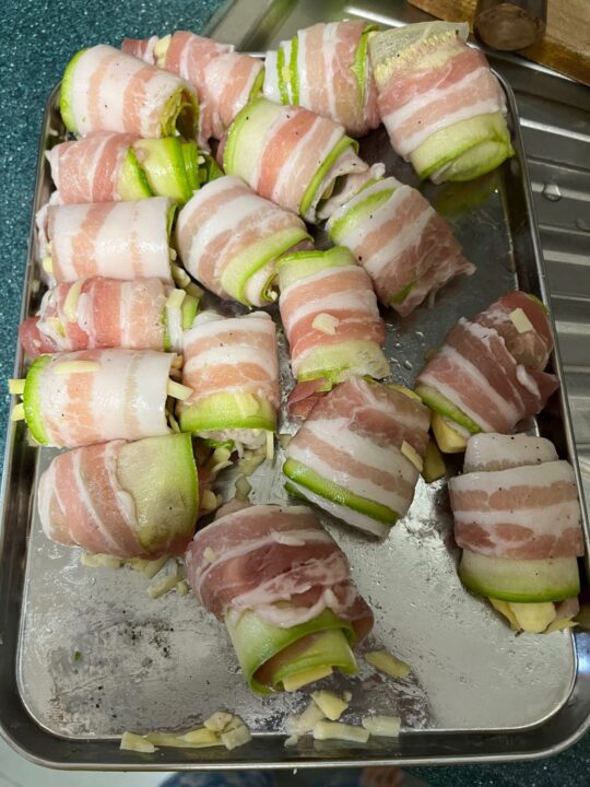 豚バラとスライスズッキーニで、チーズを巻きました