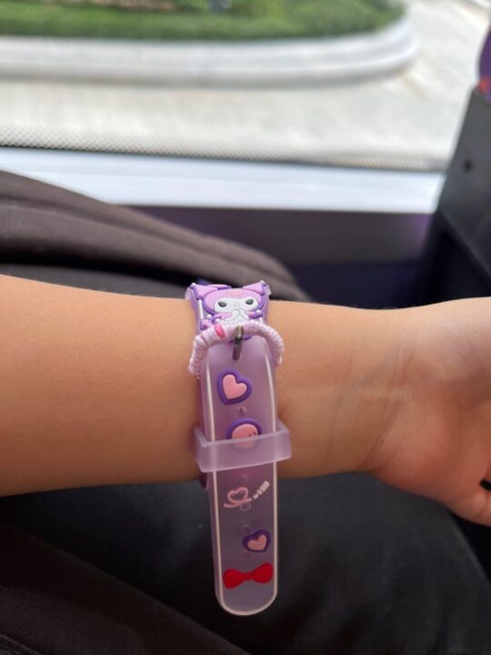 腕時計をつけた、ご機嫌な三女