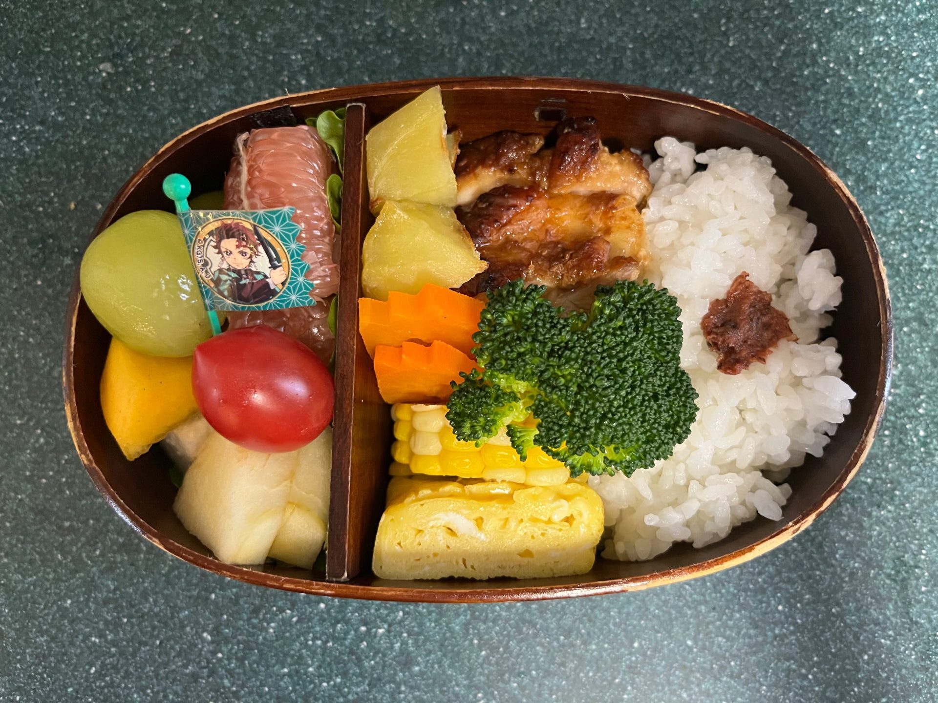 今日のお弁当(10/27)
メインは鶏もも肉の味噌焼きでした