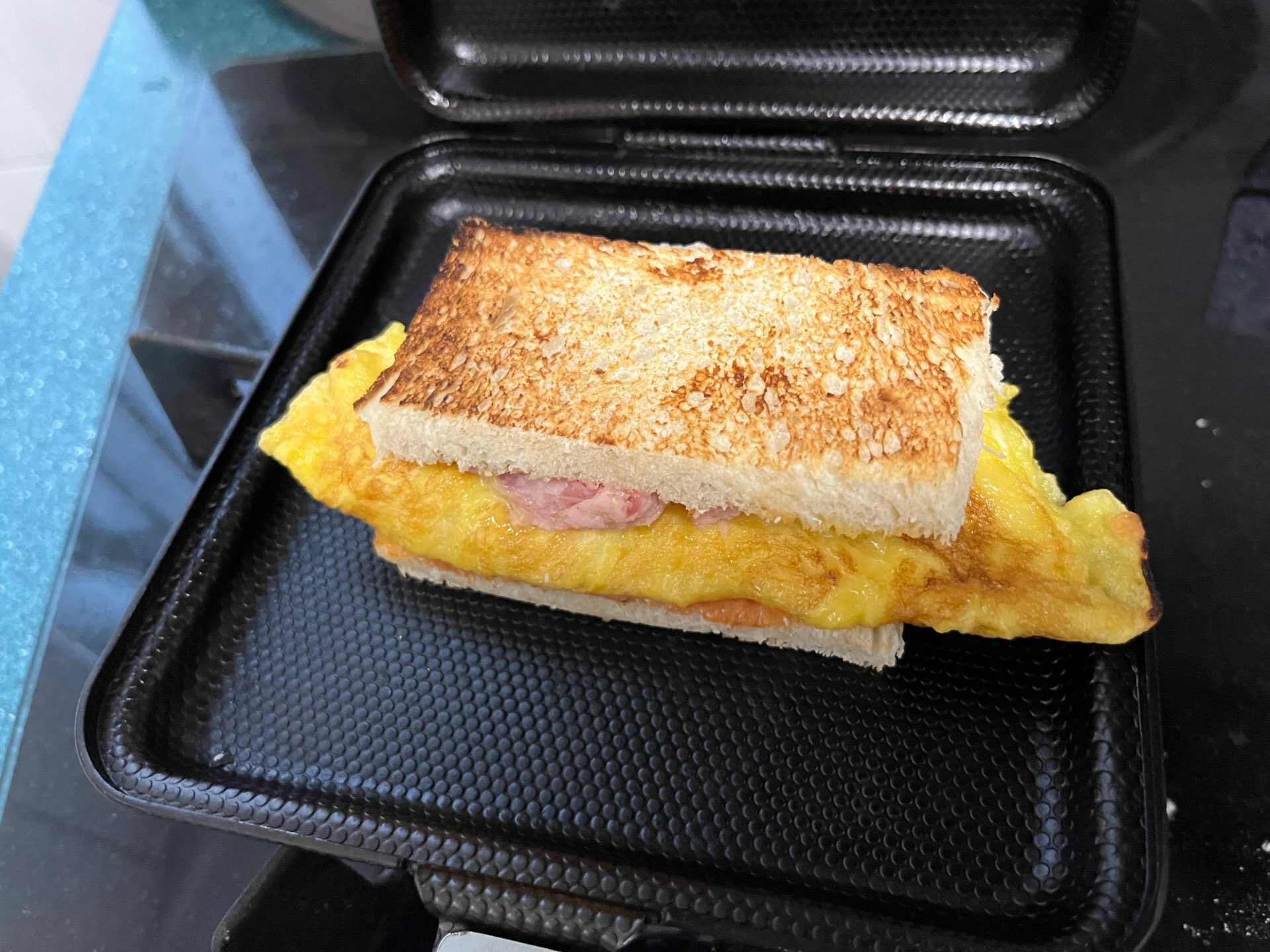 ランチョンミートと卵焼きのホットサンド