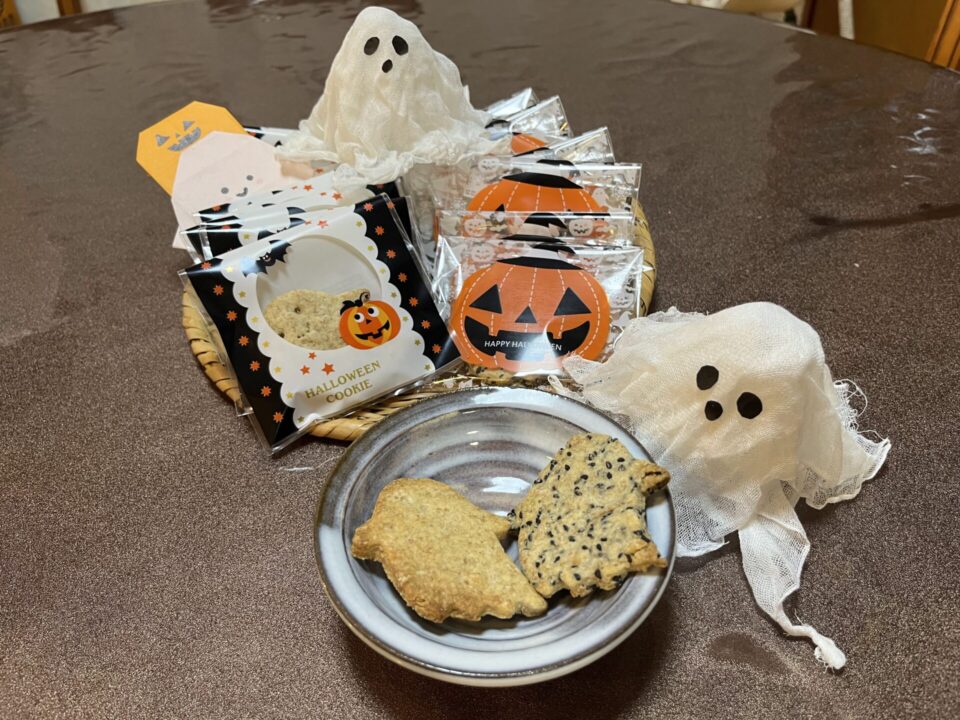 ハロウィンクッキーと、長女作のガーゼオバケ