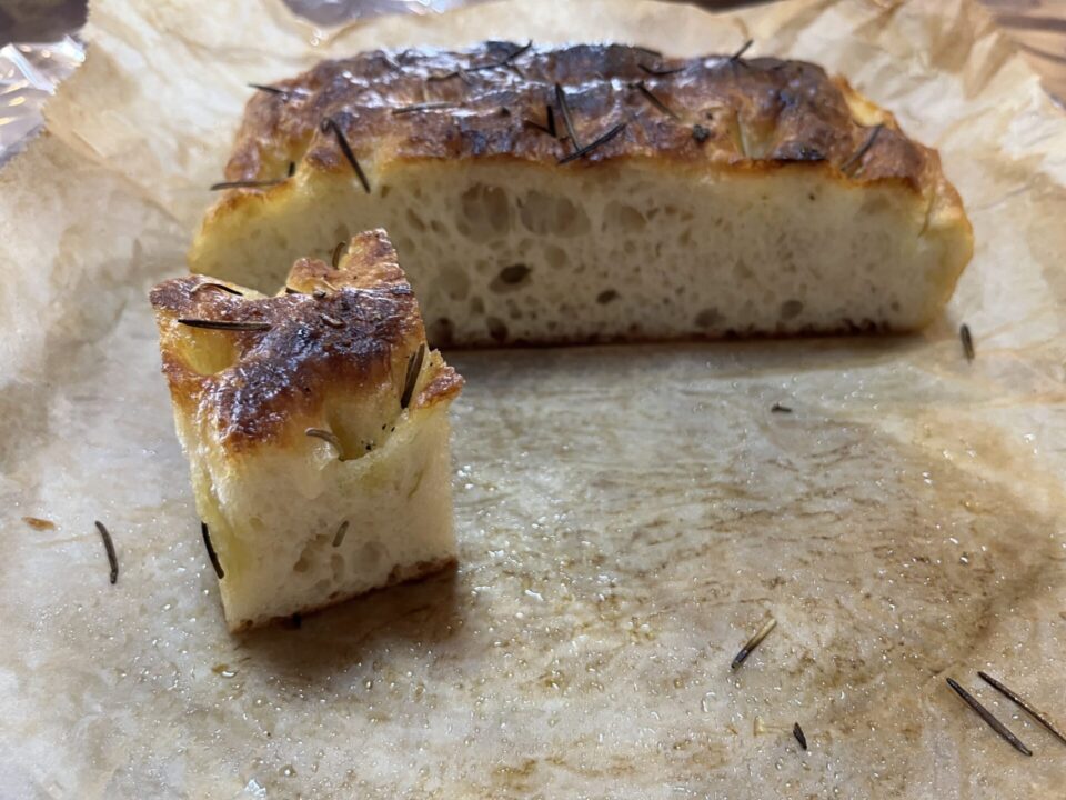 空洞がたくさんできたフォカッチャ