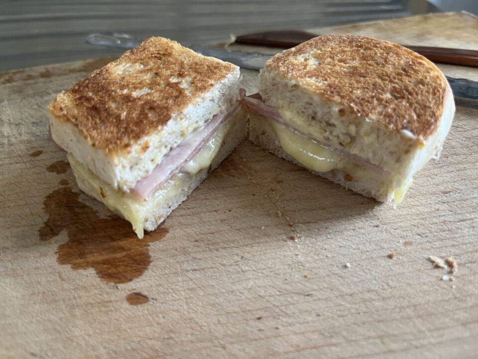 ハムチーズホットサンド
