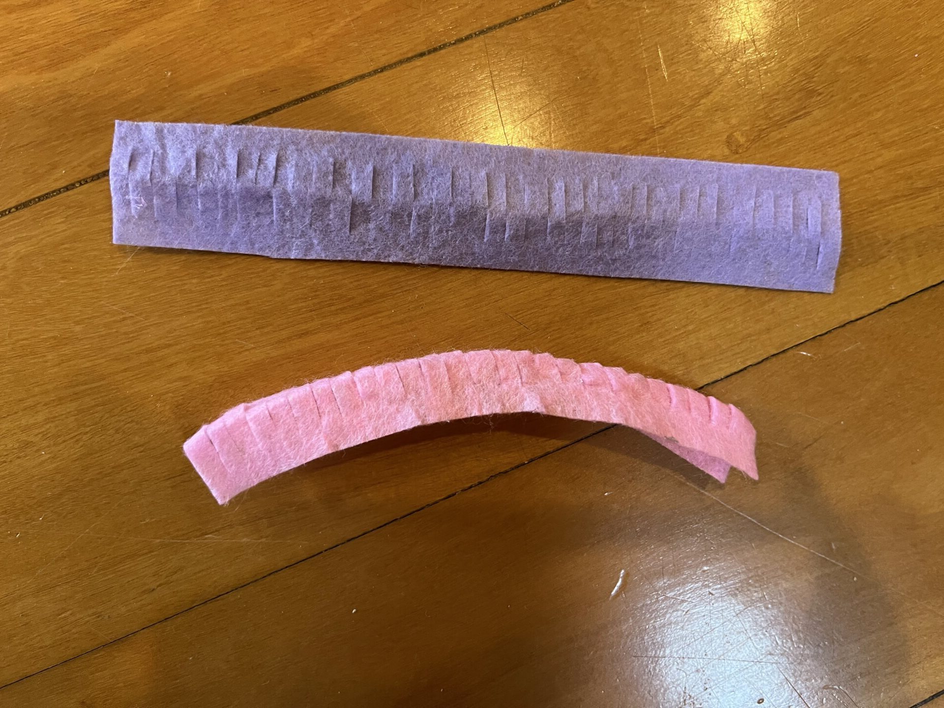 フェルトを切って、切れ目を入れます