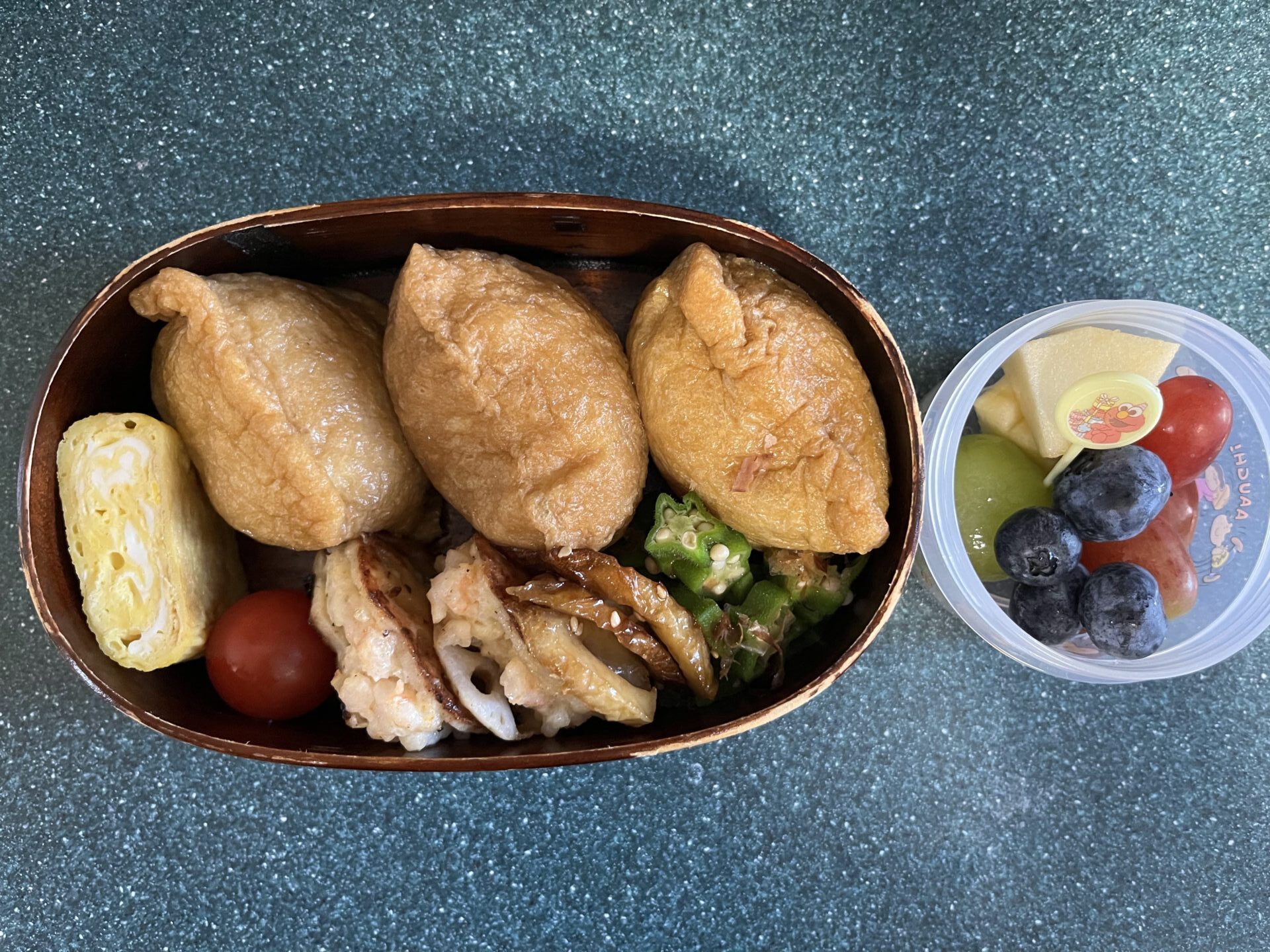 今日のお弁当(11/28)
おいなりさんでした