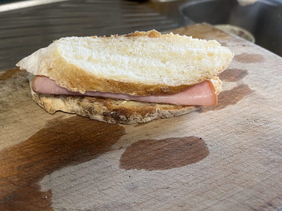 ハムときゅうりのバゲットサンド