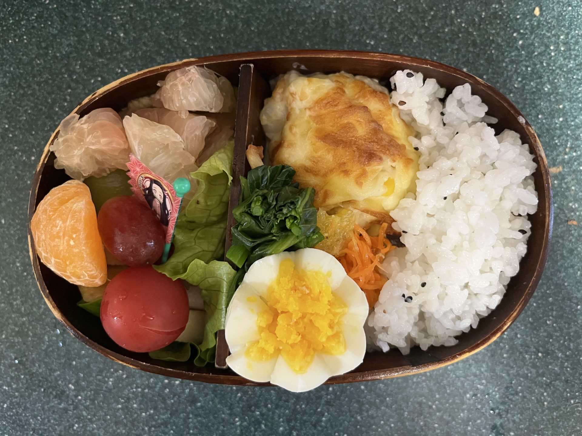 今日のお弁当(12/3)
メインはチキン海老グラタンでした。