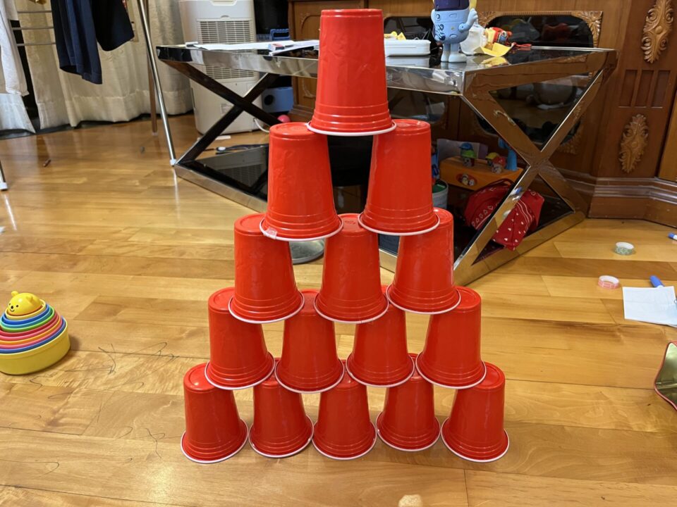 15個のプラスチックカップ