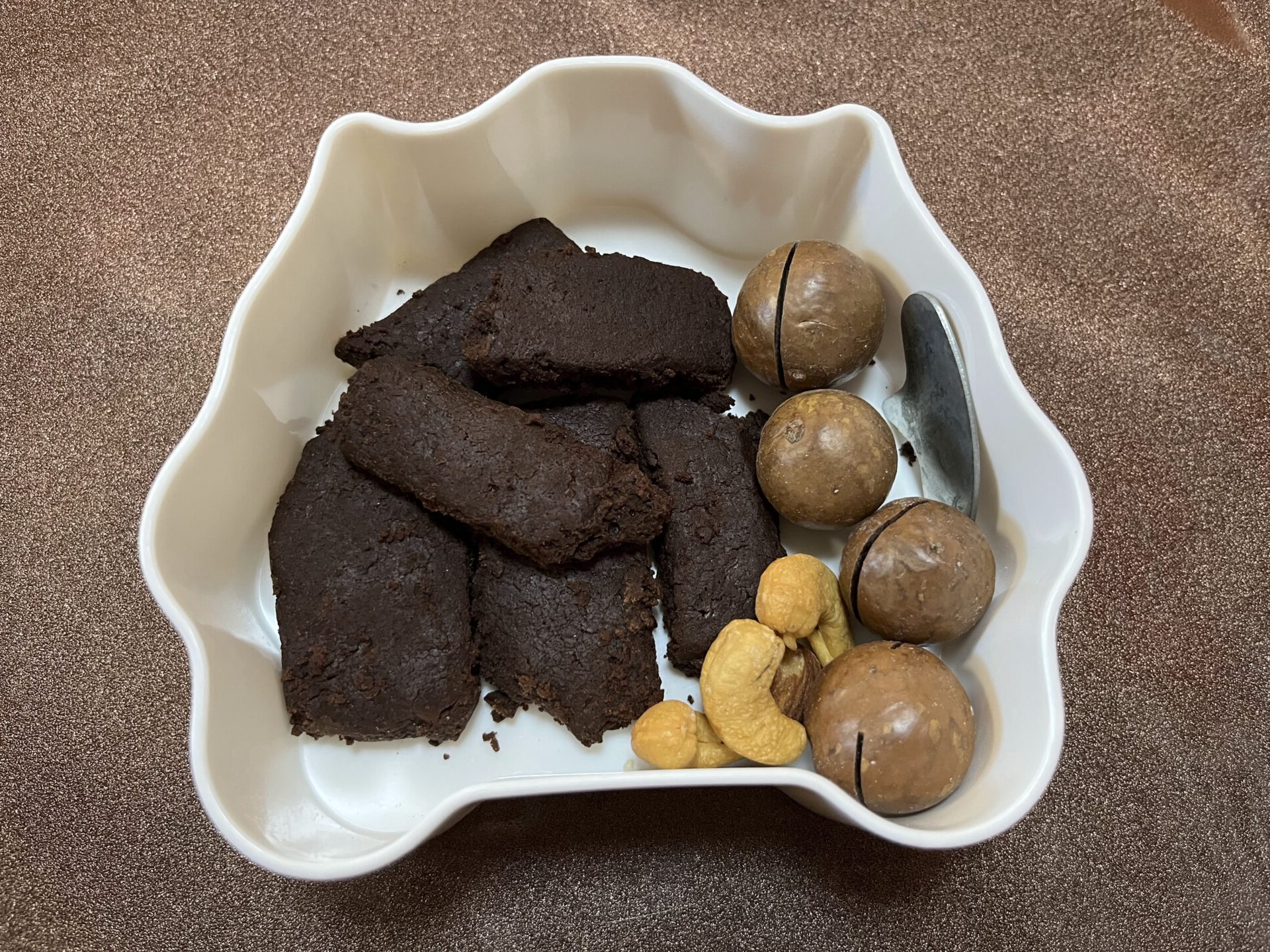 12/11おやつ、ココアクッキーとナッツ