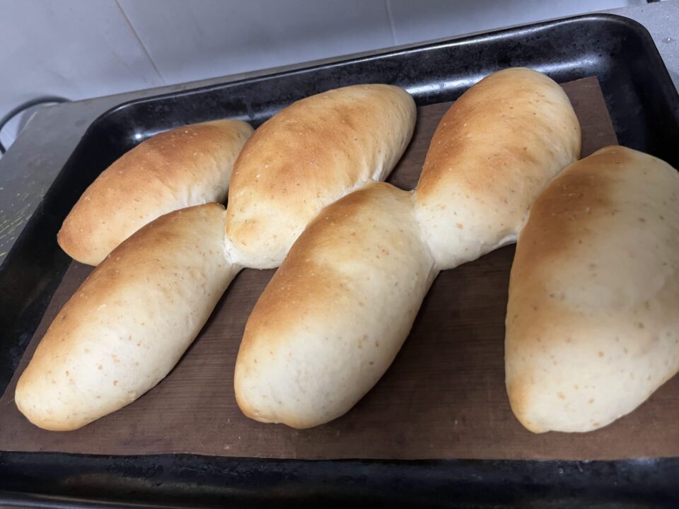 ホットドッグ用のコッペパン焼きました
