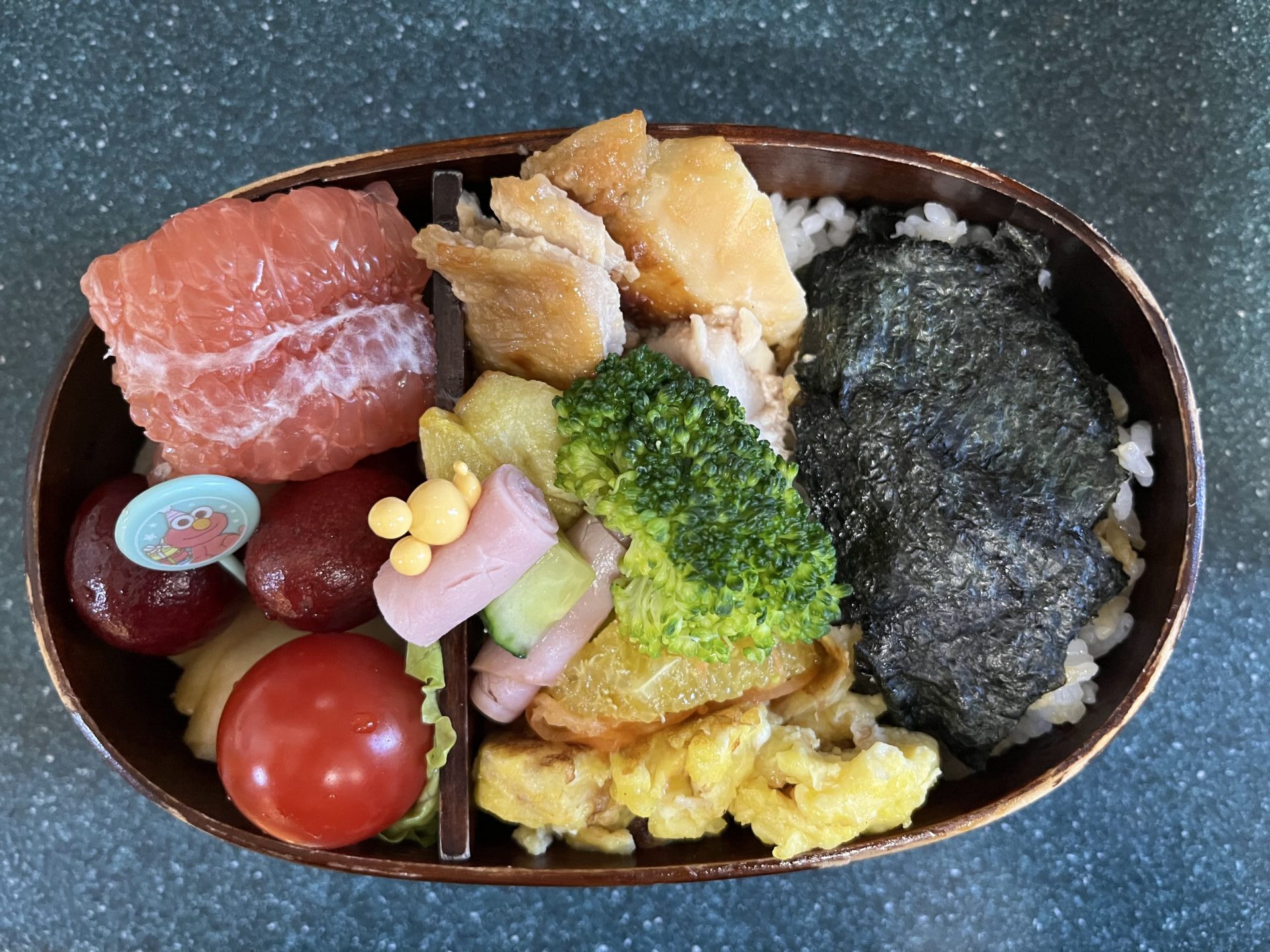 今日のお弁当(1/16)
メインは鶏もも肉の味噌焼きでした