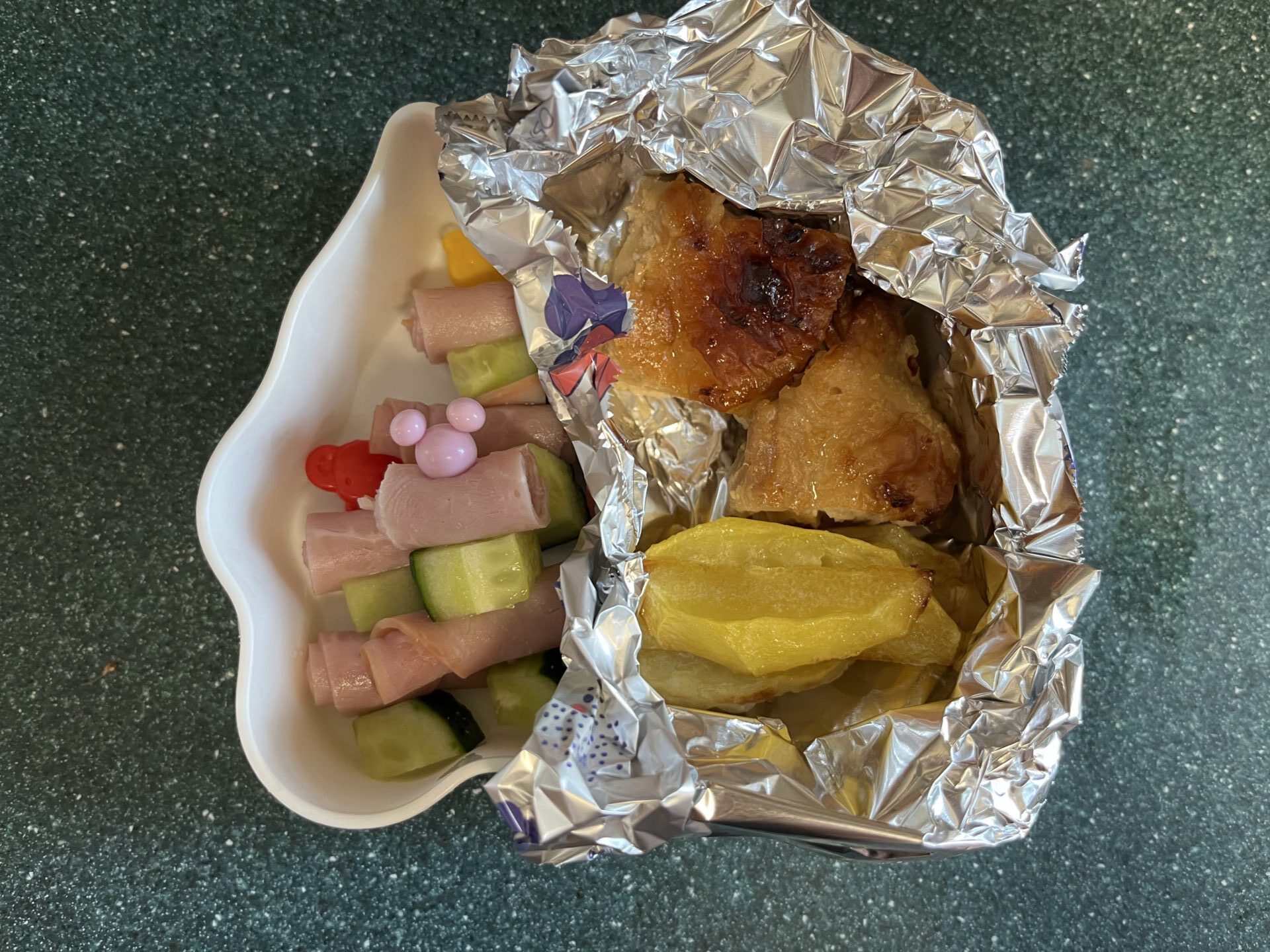 1/16おやつ。グリルチキンとハムのピンチョス