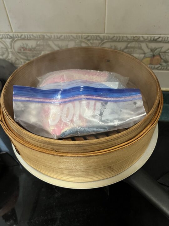 小豆カイロを蒸し器で温める