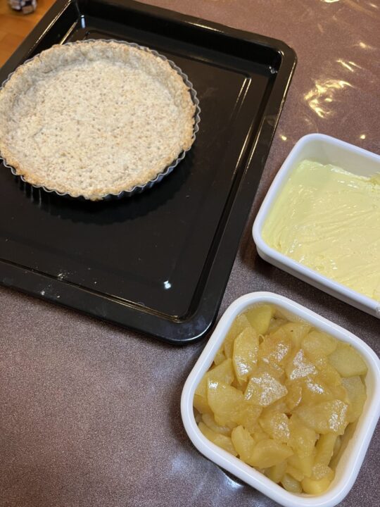 タルト台を焼き、カスタードクリームと煮りんごを作りました