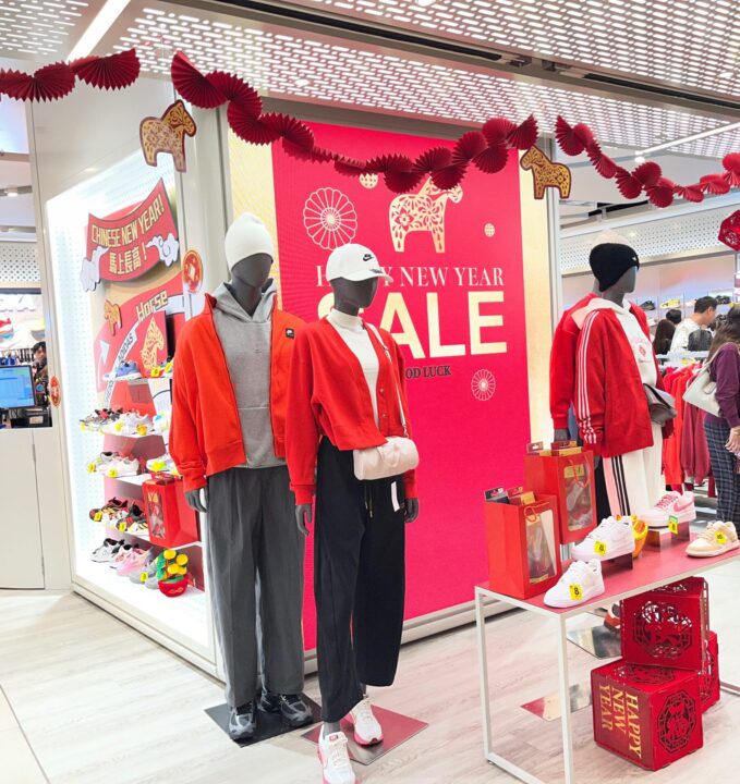 お店でも赤色が溢れています