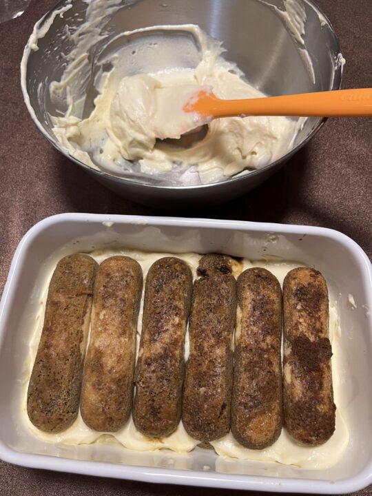 ビスケットをコーヒーに浸すと、とっても脆くなります。