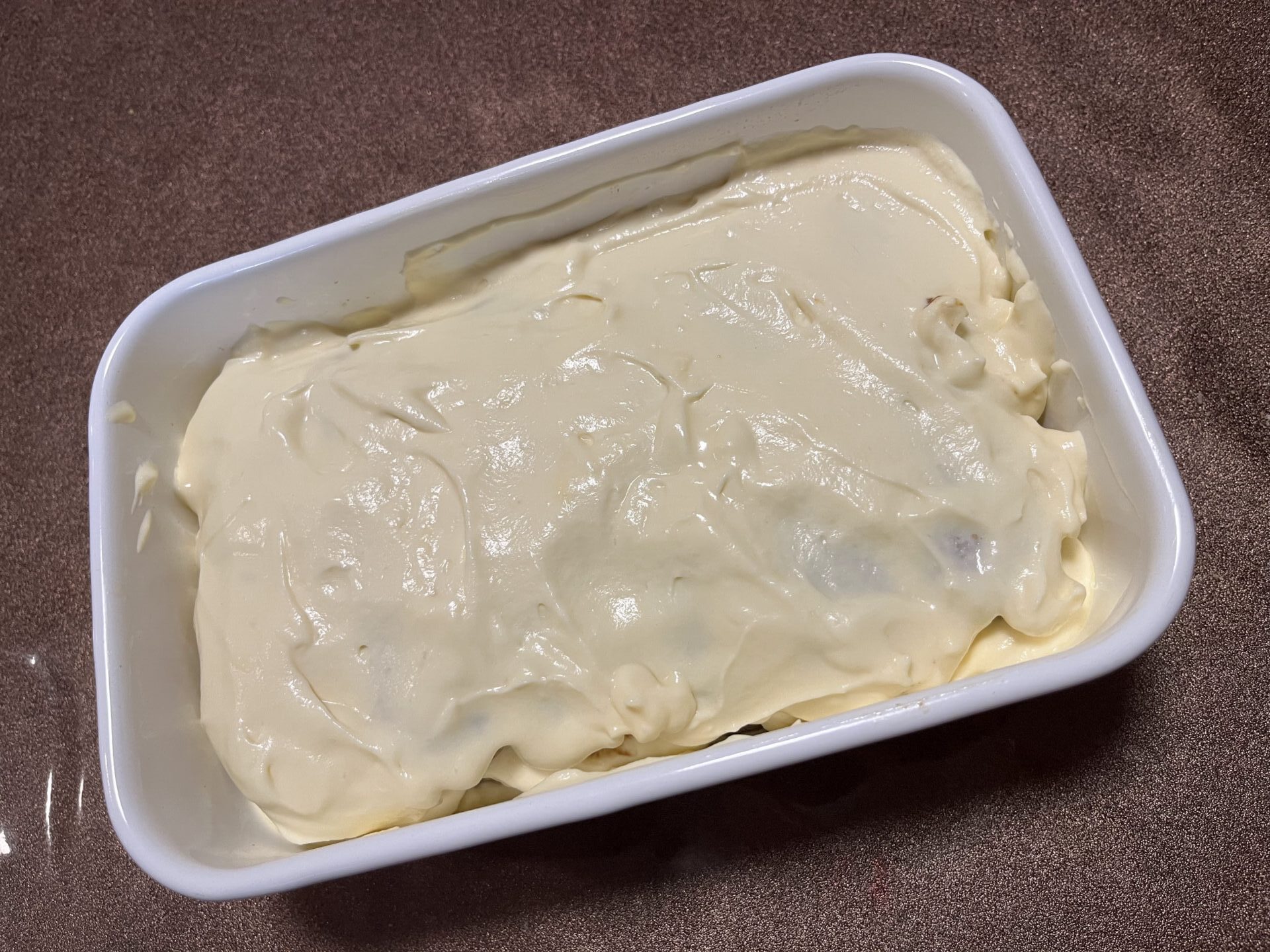 ビスケットとクリームを重ねて作ります