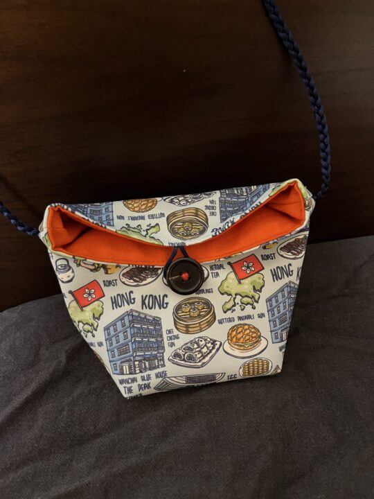 薄青色の香港柄ポシェット1