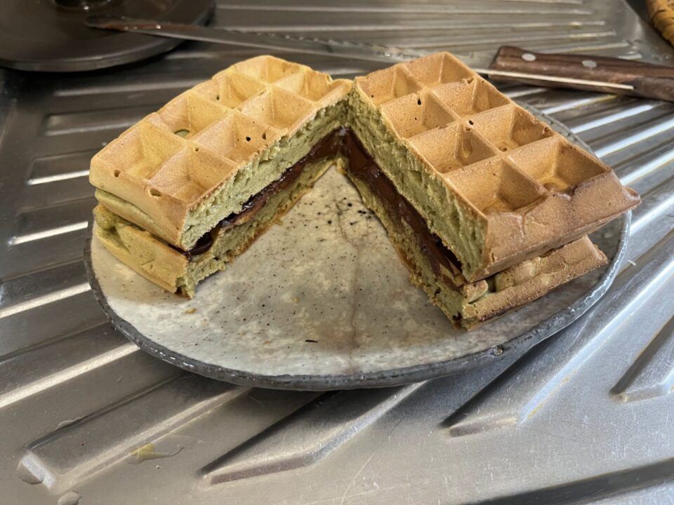 板チョコを挟んだ緑茶ワッフル